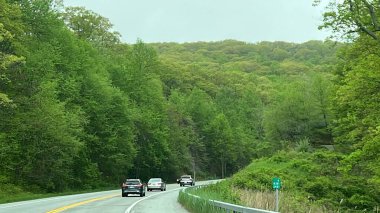 HUDSON VALLEY, NY - 14 MAYIS: 14 Mayıs 2022 'de görüldüğü gibi Hudson Vadisi' nden geçerken.