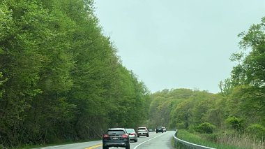 HUDSON VALLEY, NY - 14 MAYIS: 14 Mayıs 2022 'de görüldüğü gibi Hudson Vadisi' nden geçerken.