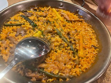 Bir İspanyol Paella Tabağı