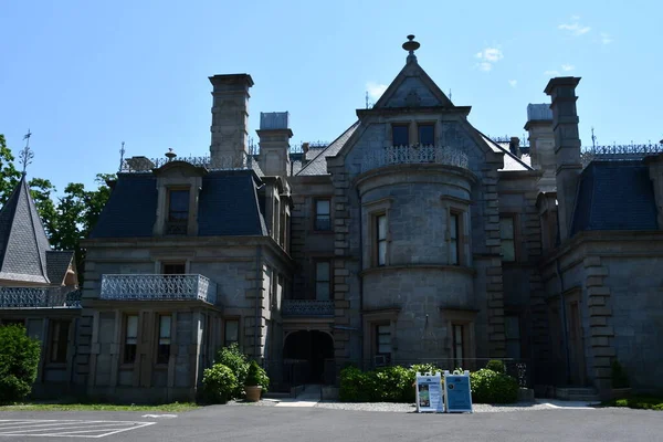 NORWALK, CT - 22 Mayıs 2022 'de Norwalk, Connecticut' taki Lockwood-Mathews Konak Müzesi 'nde görüldü..