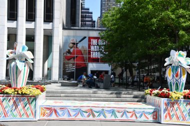 NEW YORK NY - 30 Mayıs 2022 'de görüldüğü üzere Van Cleef & Arpels, New York' ta Beşinci Cadde Blooms.