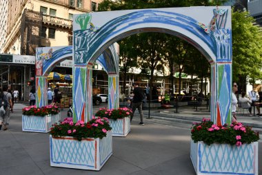 NEW YORK NY - 30 Mayıs 2022 'de görüldüğü üzere Van Cleef & Arpels, New York' ta Beşinci Cadde Blooms.