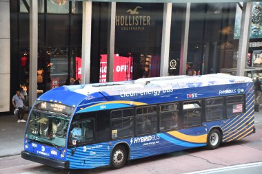 NEW YORK NY - 30 Mayıs 2022 'de Manhattan, New York' ta görülen MTA Hibrit Temiz Enerji Otobüsü.