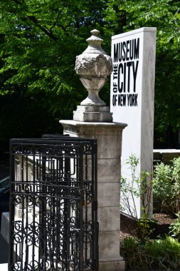 30 Mayıs 2022 'de New York, Manhattan' daki New York Müzesi 'nde görüldü..