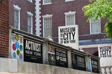 30 Mayıs 2022 'de New York, Manhattan' daki New York Müzesi 'nde görüldü..