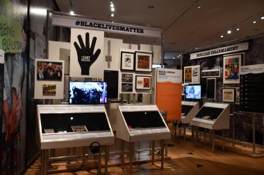 30 Mayıs 2022 'de New York, Manhattan' daki New York Müzesi 'nde görüldü..