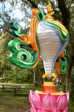 ORLANDO FL - NOV 21: 21 Kasım 2021 'de Orlando, Florida' daki Central Florida Hayvanat Bahçeleri 'nde Asya Fener Festivali ve Botanik Bahçeleri' nde görüldü..