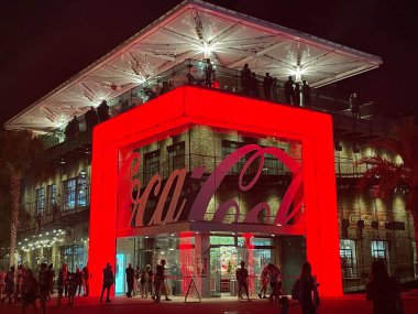 ORLANDO FL - NOV 21: 21 Kasım 2021 'de Orlando, Florida' daki Disney Springs 'te görülen Coca-Cola Store.