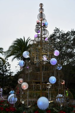 ORLANDO FL - NOV 21: 21 Kasım 2021 'de Orlando, Florida' daki Disney Springs 'te görülen Noel ağacı.