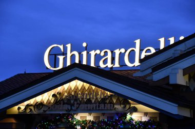 ORLANDO FL - 21 Kasım 2021 'de Orlando, Florida' daki Disney Springs 'te görülen Ghirardelli mağazası.