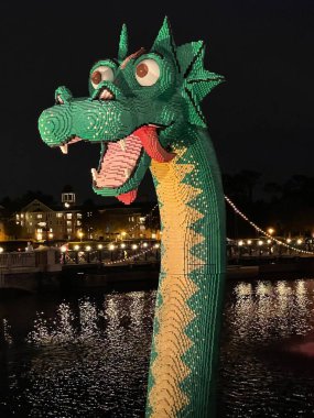 ORLANDO FL - NOV 21: 21 Kasım 2021 'de Orlando, Florida' daki Disney Springs 'te Lego' dan yapılmış ejderha figürü.