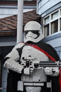 ORLANDO FL - 21 Kasım 2021 'de Orlando, Florida' daki Disney Springs 'te Lego' dan yapılmış Star Wars figürleri.