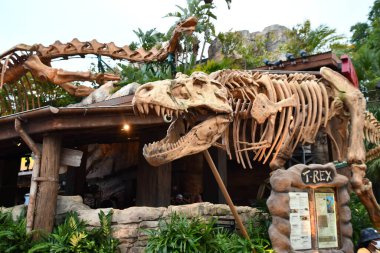 ORLANDO FL - NOV 21: T-Rex Kafe Orlando, Florida 'daki Disney Springs' de, 21 Kasım 2021 'de görüldüğü gibi.