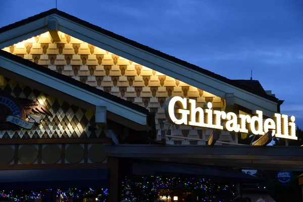 ORLANDO FL - 21 Kasım 2021 'de Orlando, Florida' daki Disney Springs 'te görülen Ghirardelli mağazası.