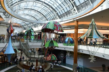 ORLANDO FL - 22 Kasım 2021 'de Orlando, Florida' daki Millenia 'daki The Mall' da görülen Noel dekoru..