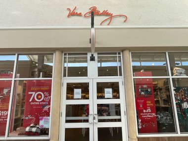 ORLANDO, FL - 23 Kasım 2021 'de Florida' daki Orlando Vineland Premium Outlets 'te görülen Vera Bradley mağazası.