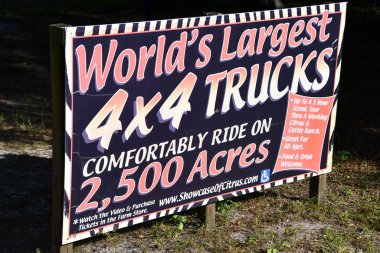 CLERMONT FL - 25 Kasım 2021 'de Clermont, Florida' daki Citrus Showcase 'de Dünya' nın En Büyük 4x4 Kamyonu.