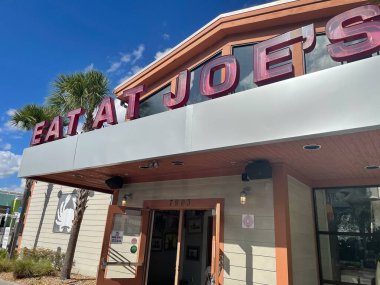 KISSIMMEE, FL - 25 Kasım 2022 'de Kissimmee, Florida' daki Joe Yengeç Kulübesi Restoranı.