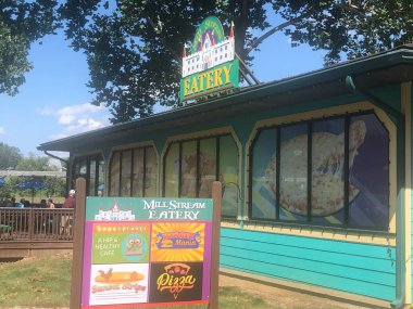 6 Eylül 2021 'de Lancaster, Pennsylvania' da Hollanda Harikalar Diyarı tema parkında görüldü..