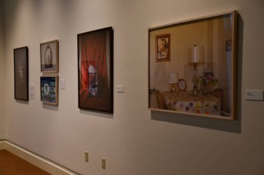 FAIRFIELD CT - 30 Temmuz 2022 'de Fairfield, Connecticut' taki Fairfield Müzesi ve Tarih Merkezi 'nde Allison Minto Sergisi.