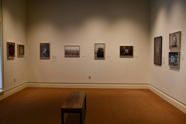 FAIRFIELD CT - 30 Temmuz 2022 'de Fairfield, Connecticut' taki Fairfield Müzesi ve Tarih Merkezi 'nde Allison Minto Sergisi.