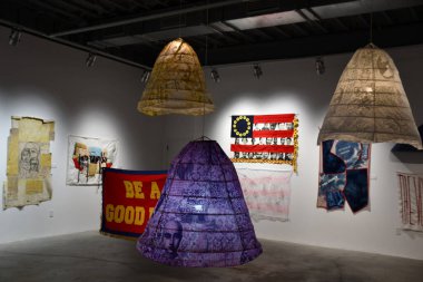 WESTPORT CT - 31 Temmuz 2022 'de Westport, Connecticut' taki MoCA Çağdaş Sanatlar Müzesi 'ndeki Sosyal İlişkiler Konferansında Çeken Kadınlar.