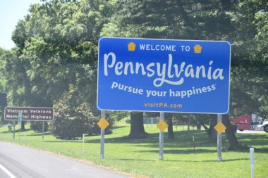 PENNSYLVANIA - 4 Haziran 2022 'de görüldüğü üzere ABD' deki Pennsylvania tabelasına hoş geldiniz..