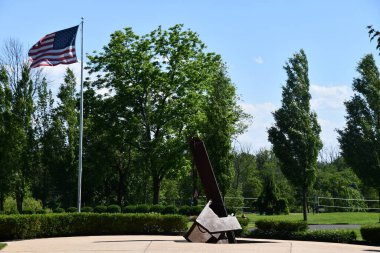 YARDLEY PA - 4 Haziran 2022 'de Yardley, Pennsylvania' da görüldüğü gibi Yansıma Bahçesi. Bahçe, ağaçlar, su ve derin düşüncelere dalmak için sarmal bir yol kullanan düşünceli bir 9 / 11 anıtıdır..