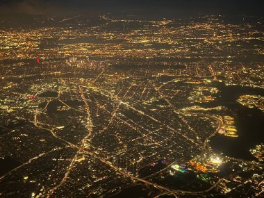 5 Ağustos 2022 'de HPN Havaalanı' ndan kalkan bir uçak olarak Westchester ve New York 'un havadan görüntüsü.