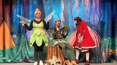 GLEN NH - SEP 24: 24 Eylül 2022 'de Glen, New Hampshire' daki Masal Diyarı eğlence parkında Peri Masalı Kampı gösterisi.