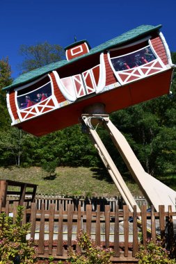 GLEN NH - SEP 24: 24 Eylül 2022 'de Glen, New Hampshire' daki Story Land lunaparkında çılgın ahır gezisi.