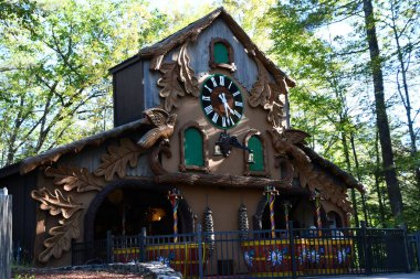 GLEN NH - SEP 24: 24 Eylül 2022 'de Glen, New Hampshire' daki Story Land lunaparkında Guguk Kuşu gezisi.