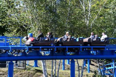 GLEN NH - SEP 24: 24 Eylül 2022 'de Glen, New Hampshire' daki Story Land lunaparkında kutup treni gezisi.
