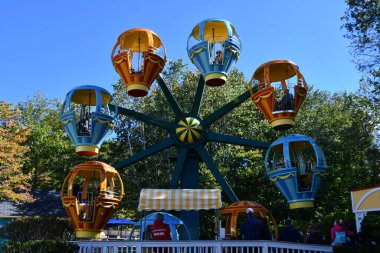 GLEN NH - SEP 24: The Great Balloon Chase, Glen, New Hampshire 'daki Story Land lunaparkında 24..