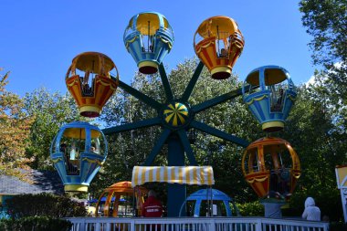 GLEN NH - SEP 24: The Great Balloon Chase, Glen, New Hampshire 'daki Story Land lunaparkında 24..