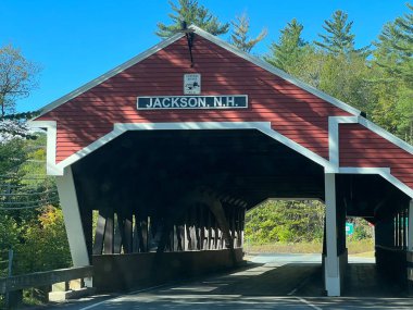 JACKSON NH - SEP 24: 24 Eylül 2022 'de görüldüğü üzere Jackson, New Hampshire' daki Balayı Kapalı Köprüsü.