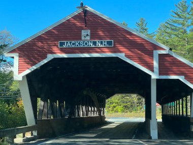 JACKSON NH - SEP 24: 24 Eylül 2022 'de görüldüğü üzere Jackson, New Hampshire' daki Balayı Kapalı Köprüsü.