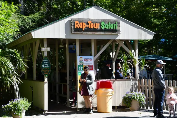 GLEN NH - SEP 24: Rap-Tour Safari, Glen, New Hampshire 'daki Story Land lunaparkında, 24 Eylül 2022' de görüldüğü gibi.