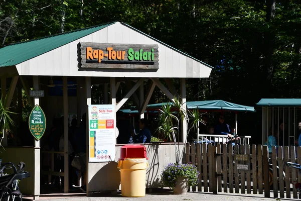 GLEN NH - SEP 24: Rap-Tour Safari, Glen, New Hampshire 'daki Story Land lunaparkında, 24 Eylül 2022' de görüldüğü gibi.