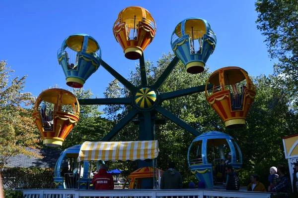 GLEN NH - SEP 24: The Great Balloon Chase, Glen, New Hampshire 'daki Story Land lunaparkında 24..
