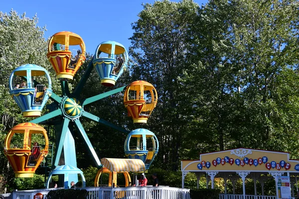 GLEN NH - SEP 24: The Great Balloon Chase, Glen, New Hampshire 'daki Story Land lunaparkında 24..