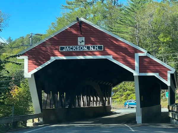 JACKSON NH - SEP 24: 24 Eylül 2022 'de görüldüğü üzere Jackson, New Hampshire' daki Balayı Kapalı Köprüsü.
