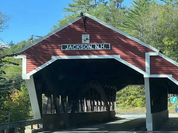 JACKSON NH - SEP 24: 24 Eylül 2022 'de görüldüğü üzere Jackson, New Hampshire' daki Balayı Kapalı Köprüsü.