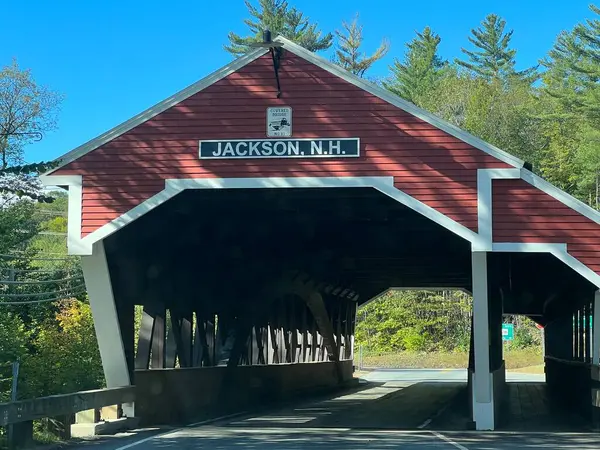 JACKSON NH - SEP 24: 24 Eylül 2022 'de görüldüğü üzere Jackson, New Hampshire' daki Balayı Kapalı Köprüsü.