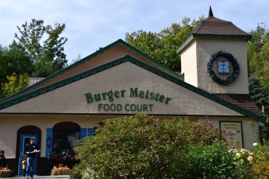 JEFFERSON NH - SEP 25: Burger Meister Food Court Jefferson, New Hampshire 'daki Santas Village lunaparkında, 25 Eylül 2022' de görüldüğü gibi.