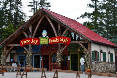 JEFFERSON NH - 25 Temmuz 2022 'de Jefferson, New Hampshire' da görülen Noel Baba Köyü eğlence parkı.