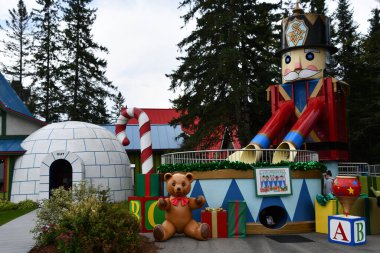 JEFFERSON NH - 25 Temmuz 2022 'de Jefferson, New Hampshire' da görülen Noel Baba Köyü eğlence parkı.