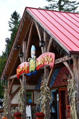 JEFFERSON NH - 25 Temmuz 2022 'de Jefferson, New Hampshire' da görülen Noel Baba Köyü eğlence parkı.