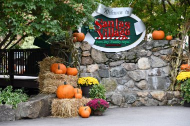 JEFFERSON NH - 25 Temmuz 2022 'de Jefferson, New Hampshire' da görülen Noel Baba Köyü eğlence parkı.