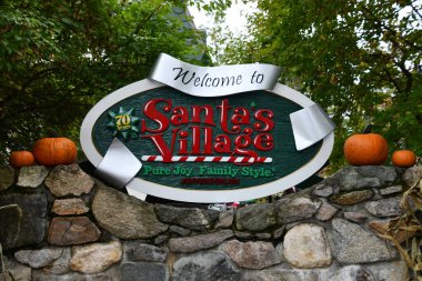 JEFFERSON NH - 25 Temmuz 2022 'de Jefferson, New Hampshire' da görülen Noel Baba Köyü eğlence parkı.